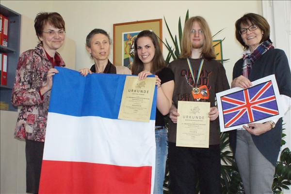 Foto v. li. nach re:
Dir. Mag. Heidemarie Matyas-Hauber, OStR Dr. Mag. Christine Noe, Scheidl Stefanie (2. Platz - Franz�sisch), Holzleitner Bernhard (3. Platz Englisch), OStR Mag. Ilse Holtemayer